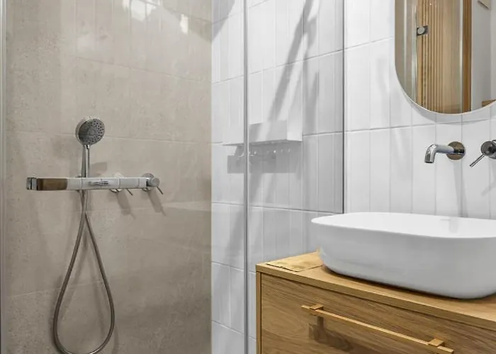 Airport - Parking & Balcony - By Rentujemy 아파트 *