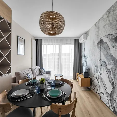 Airport - Parking & Balcony - By Rentujemy Appartamento